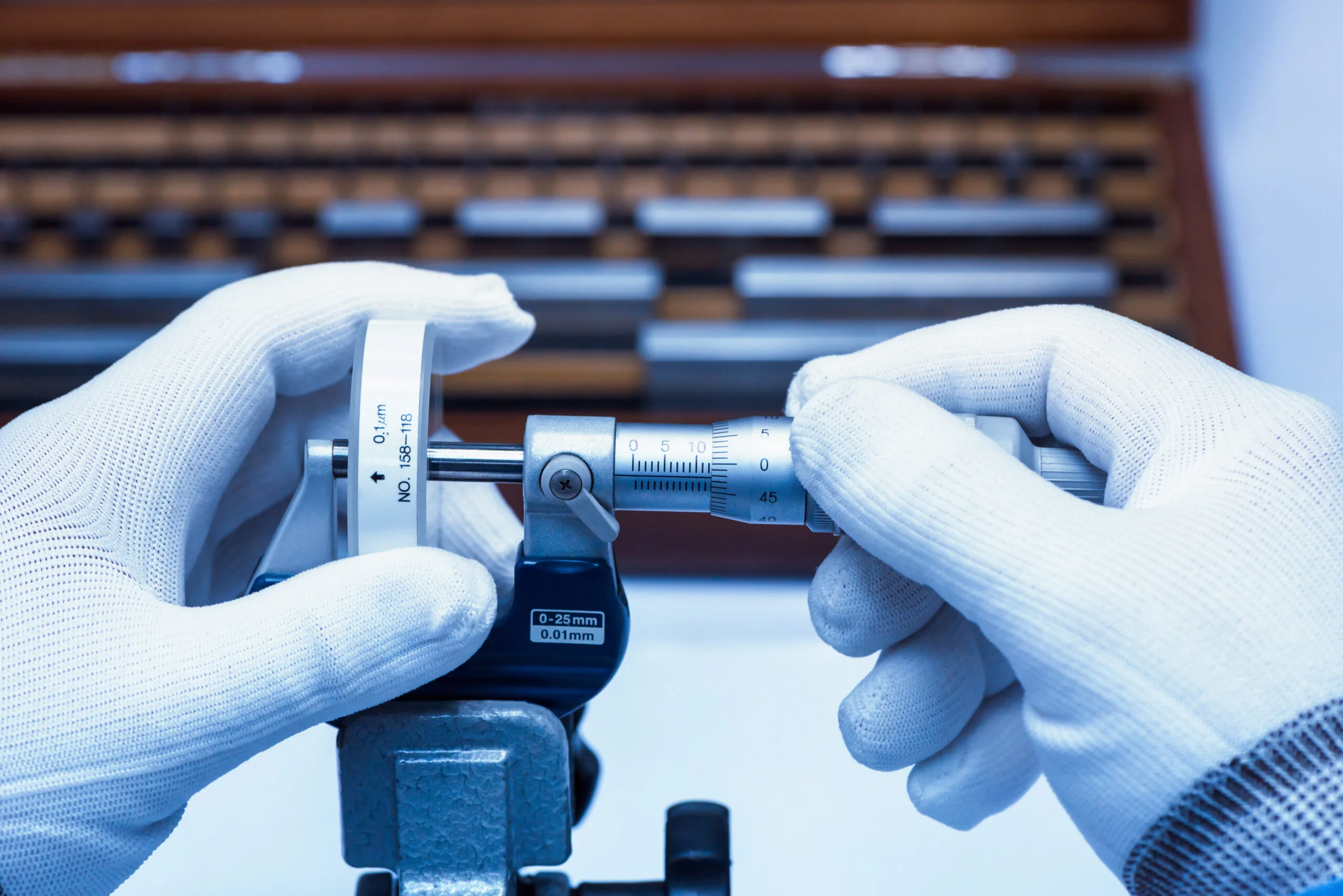 Technicien effectuant l'étalonnage d'instruments de mesure au Maroc - article LMQ